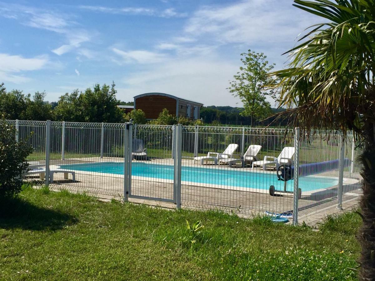 Les Roulottes-Gites De La Ferme De L'Autruche Dromoise Livron-sur-Drôme Exterior foto